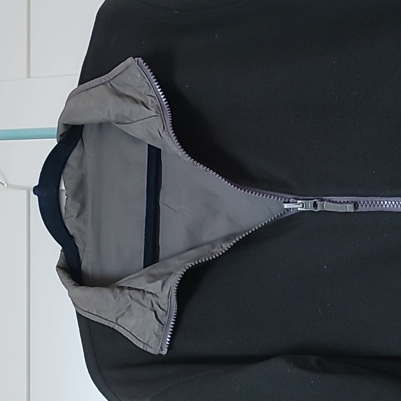 Lands End Reversible Fleece. Black/Gray and Size Medium - Picture 7 of 8